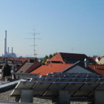 unsere klimaanlage für das Rechenzentrum wurde mit einem kran auf das Dach gehoben