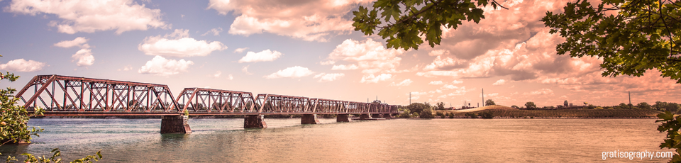 peering-bruecke symbolisiert die Verbindung von den Peering-Partnern